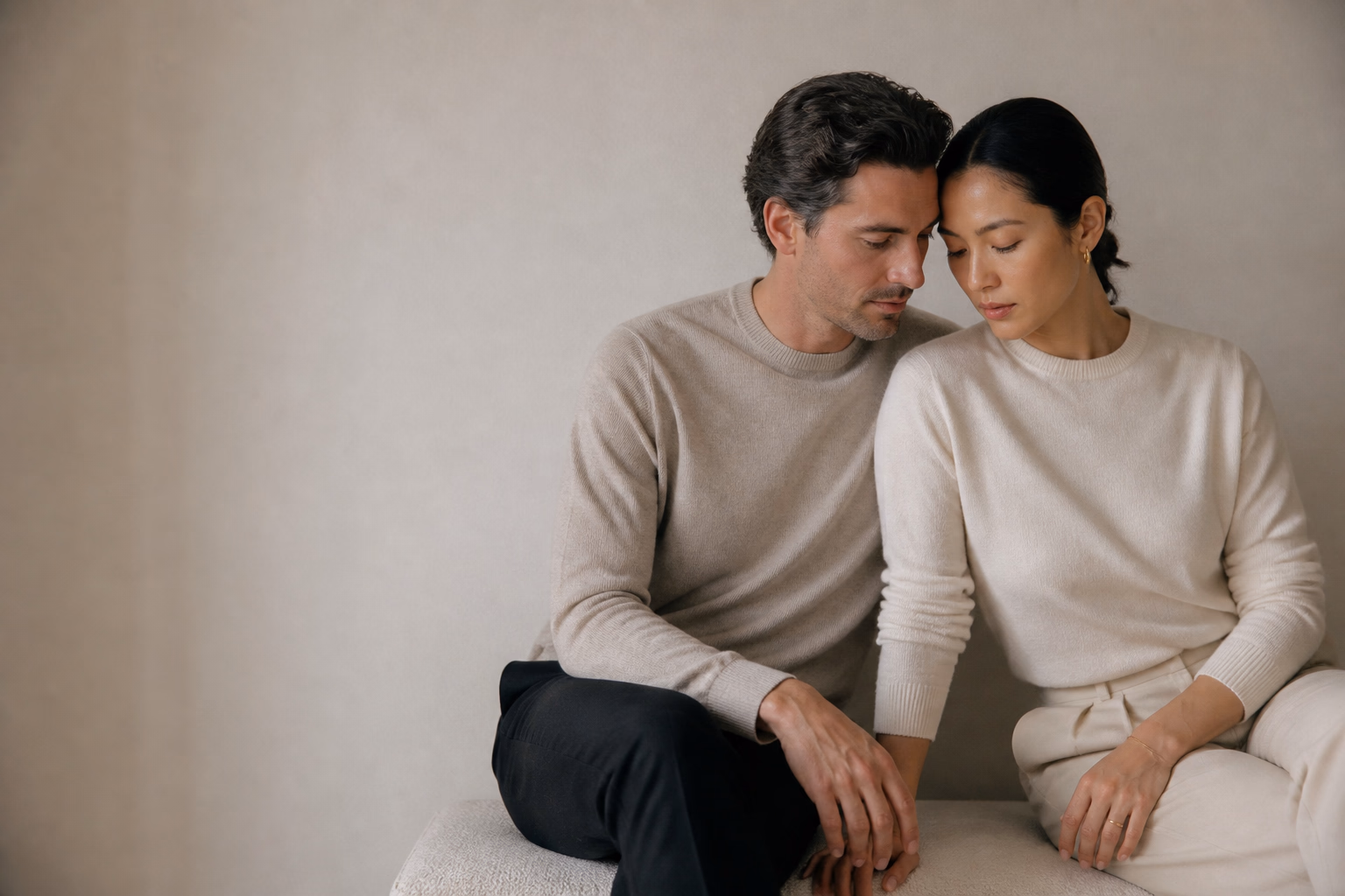 Un couple assis ensemble dans un intérieur calme
