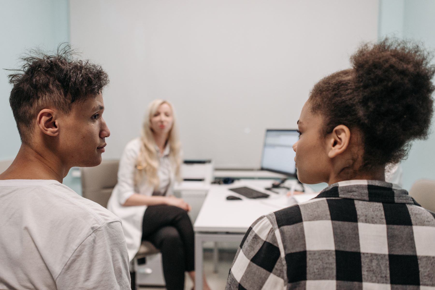 Un couple consulte une professionnelle de santé